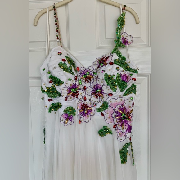 Beautiful white and floral detail gown. - Picture 6 of 9